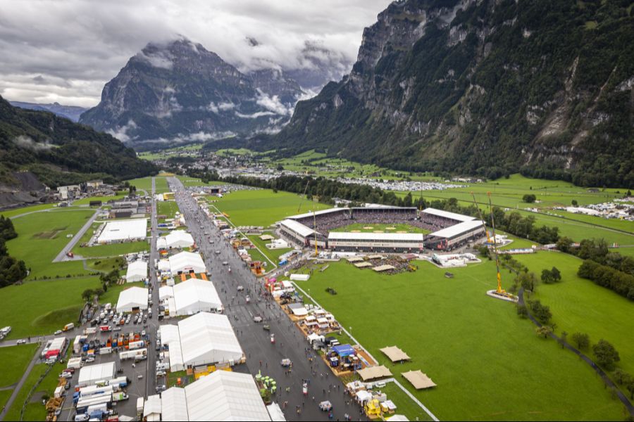 Das Eidgenössische Schwing- und Älplerfest fand in auf dem Flugplatz in Mollis statt.