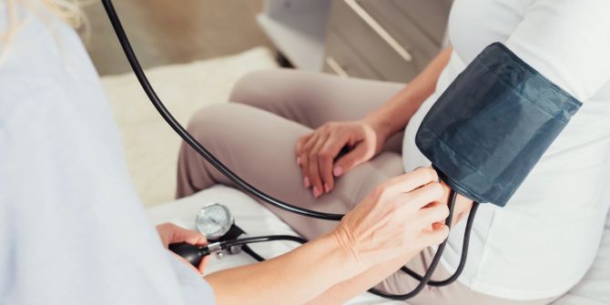 Blutdruckmessung, Patient und Arzt