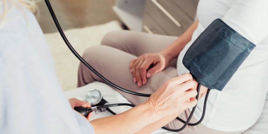 Blutdruckmessung, Patient und Arzt