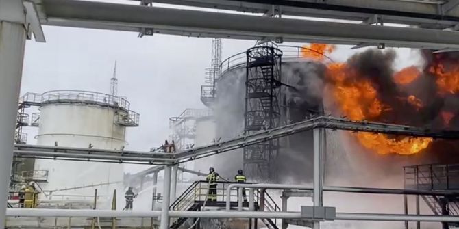 Feuer Feuerwehrleute Raffinerie Russland