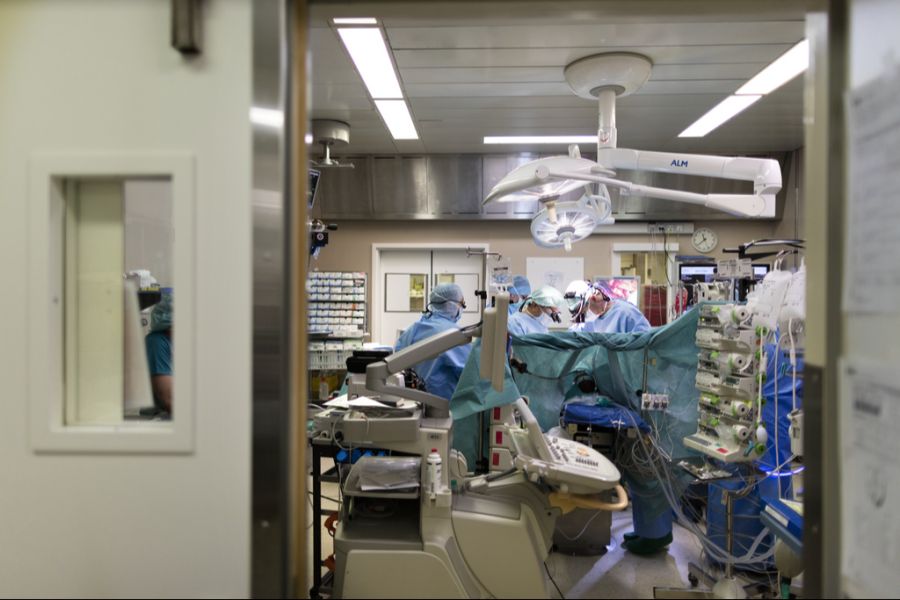 Der Recherche zufolge variieren die Gesamtkosten für OPs teils je nach Kanton, Spital und Krankenkasse sehr stark. (Symbolbild)
