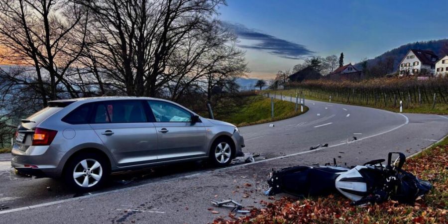 Die Verletzungen des Motorradfahrers nach der Kollision mit einem entgegenkommenden Auto waren so schwer, dass er noch auf der Unfallstelle starb.