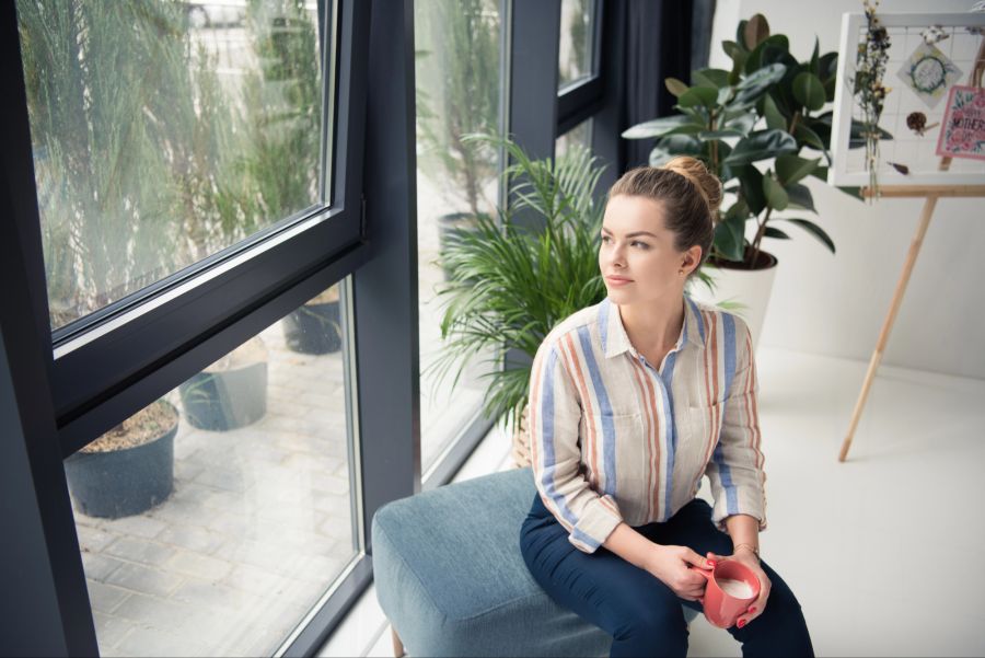 Nachdenkliche Frau mit Kaffeetasse