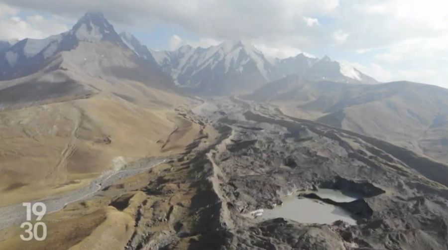 Blick aus der Höhe auf die imposanten Eismassen des Pamir, die trotz globaler Schmelze stabil bleiben.