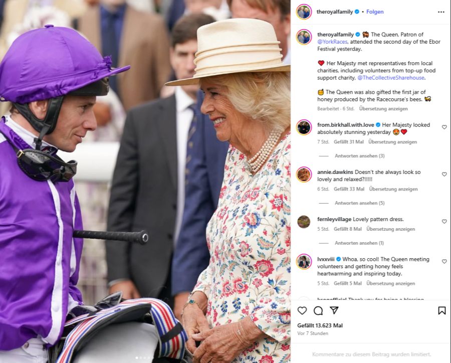 Queen Camilla reiste alleine zum Ebor Festival, einem traditionsreichen Pferderennen.