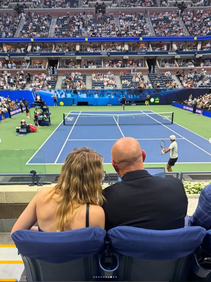 Die beiden verfolgten gemeinsam ein Spiel auf dem Centre-Court.