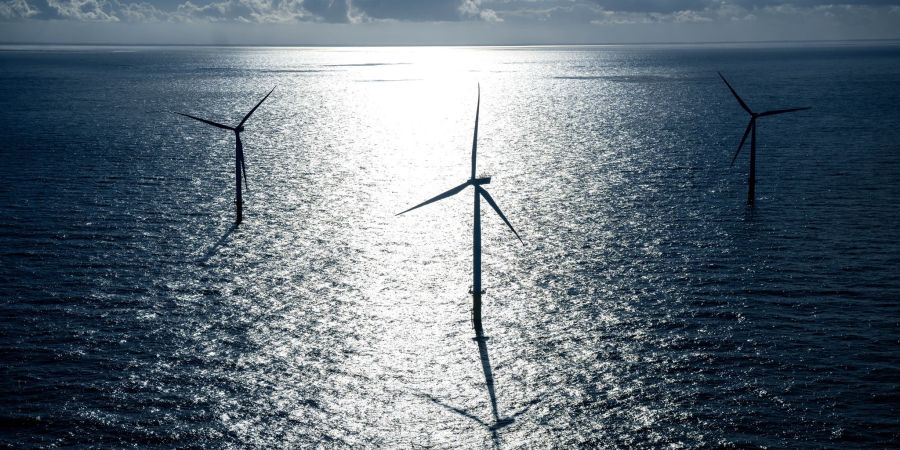 Windkraftanlagen stehen in der Nordsee. (Illustration)