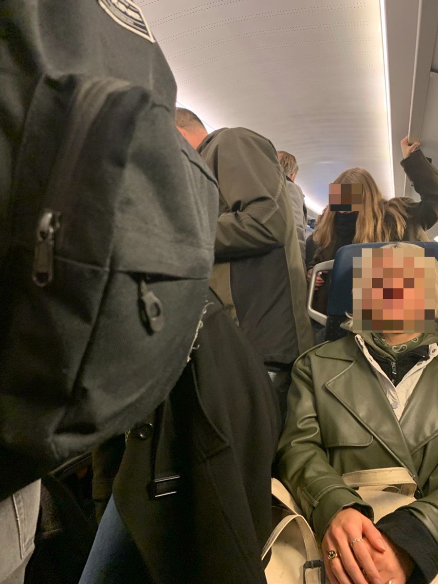 Im Mittelgang kam es zu einem Stau.