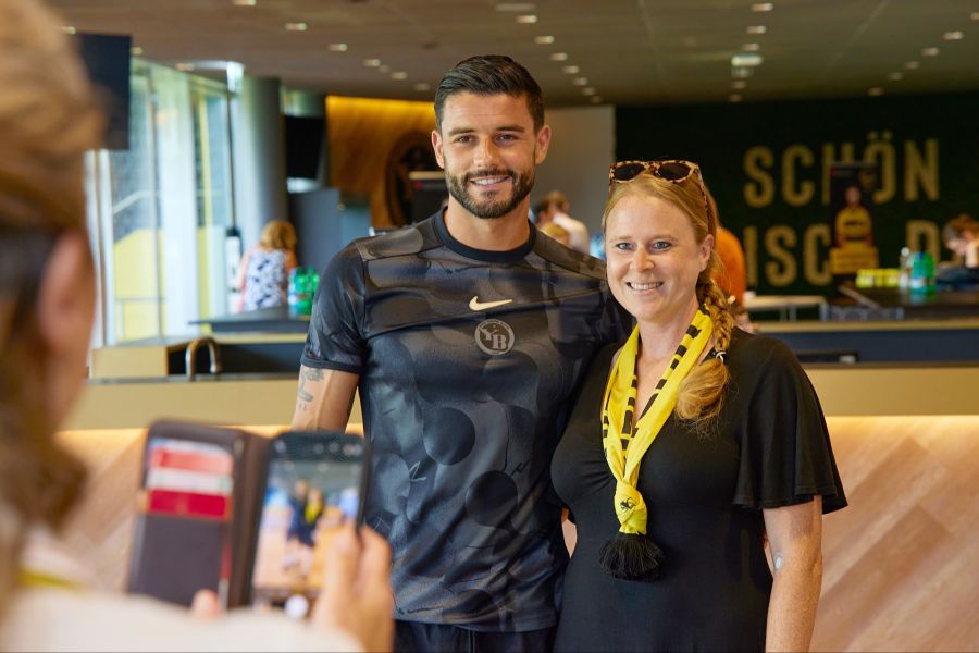 YB-Spieler Loris Benito posiert für ein Erinnerungsfoto mit einem Fan.