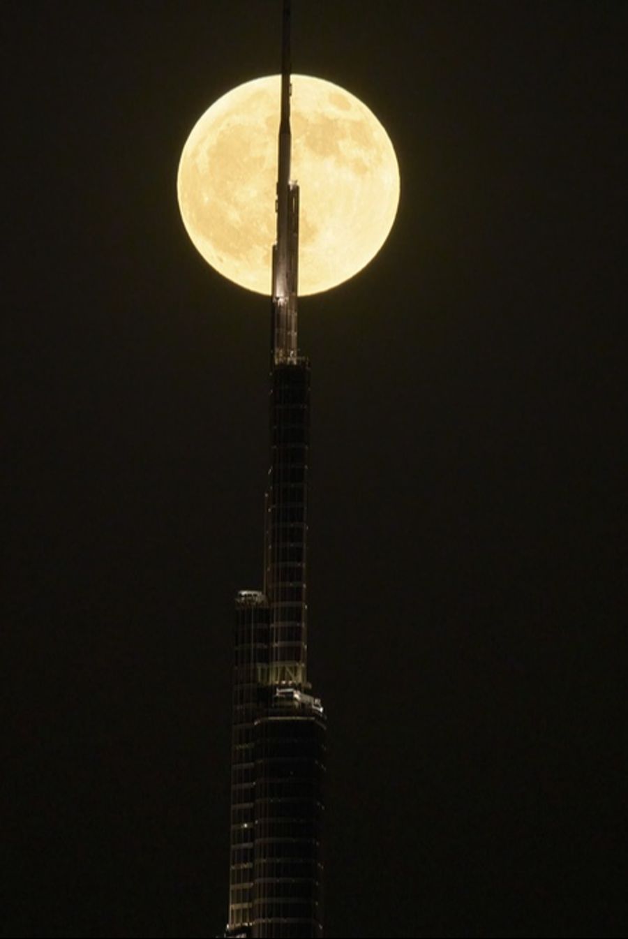 Der Blutmond geht hinter dem Burj Khalifa in Dubai auf.