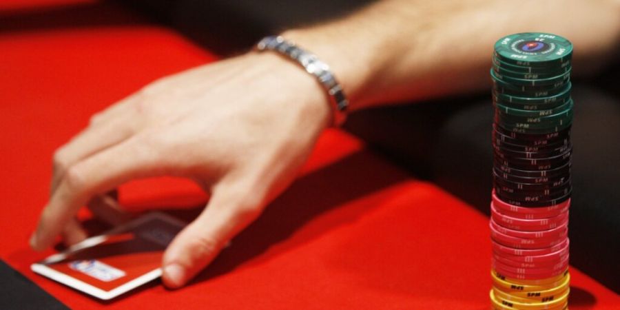 Die Eidgenössische Spielbankenkommission und die Luzerner Polizei haben in der Nacht auf Sonntag in Emmenbrücke ein illegales Pokerturnier gestoppt. (Symbolbild)