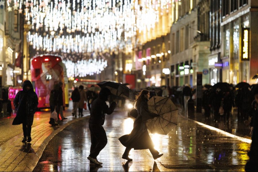 Die berühmte Oxford Street ist bereits festlich geschmückt.