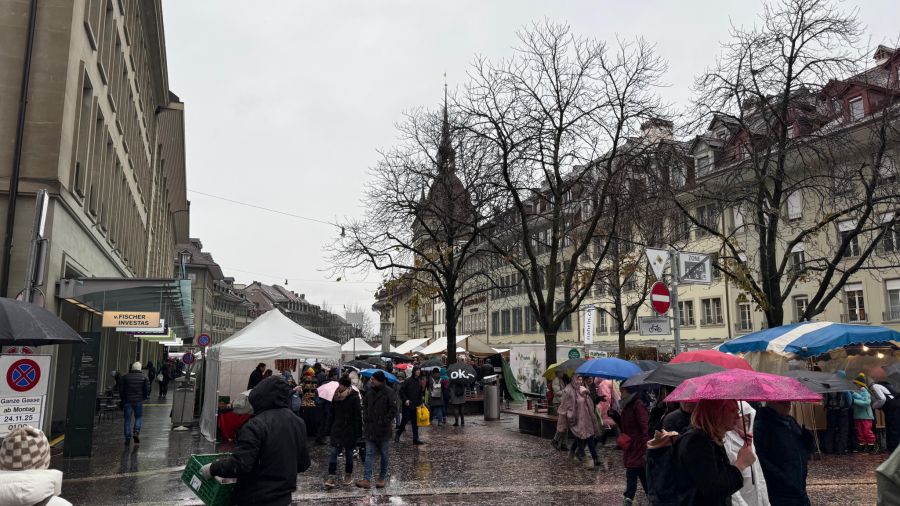 Trotz Dauerregen ist die Stimmung unter den Besuchenden gut.