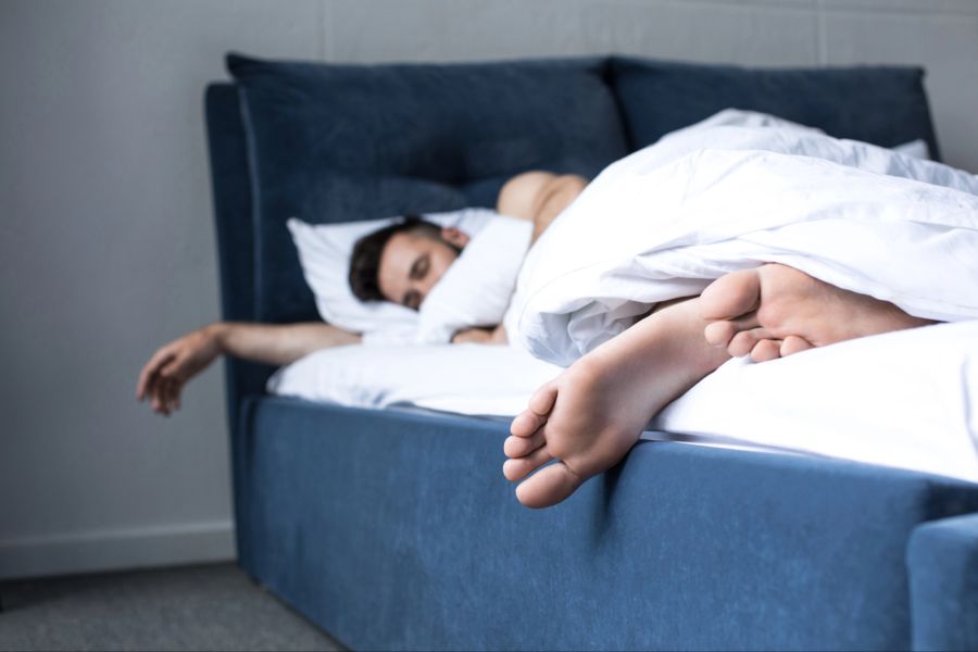 Mann schläft im Bett