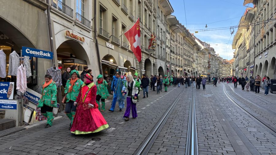 Fasnächtlerinnen und Fasnächtler ziehen durch die Berner Altstadt.