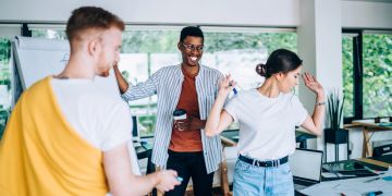 Verärgerte Frau, lachender Mann