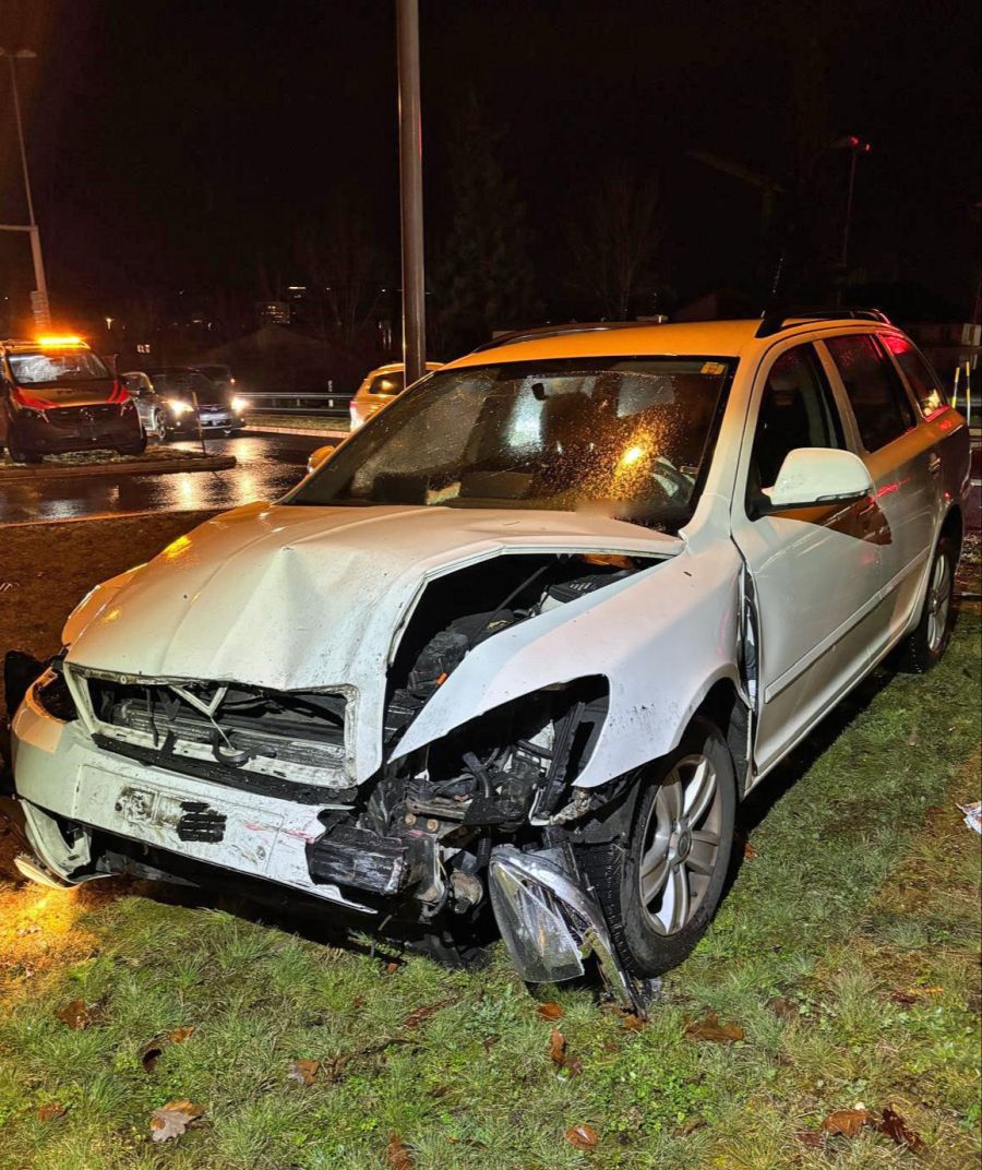 Eine Person wurde bei der Kollision leicht verletzt.