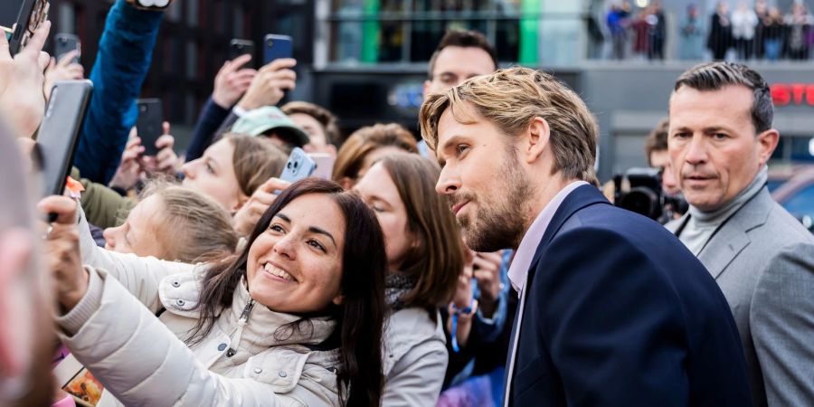 Und auch Ryan Gosling posiert für Selfies mit wartenden Fans.