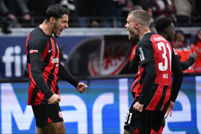 Eintracht Frankfurt dreht das Spiel gegen Augsburg nach der Pause. Eintracht Frankfurt