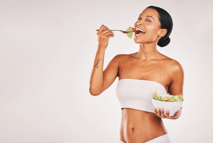 Mit seiner Ernährung sollte sich jeder auseinandersetzen, der gerne etwas abspecken möchte. Frau isst Salat.