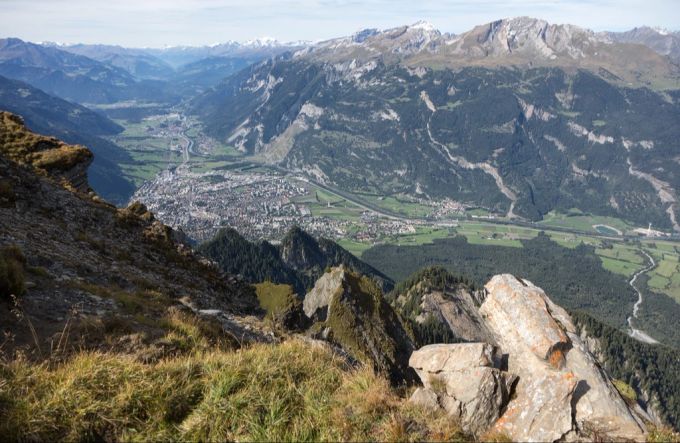 Ein Blick herunter vom 2266 Meter hohen Montalin auf Haldenstein, Chur, Felsberg, Domat-Ems und das Bündner Oberland (Surselva). (Symbolbild) graubünden montalin