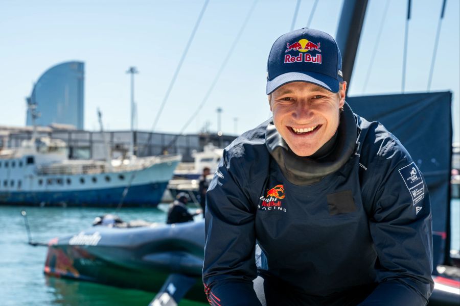 Marco Odermatt war zu Besuch beim Alinghi Red Bull Racing Team.