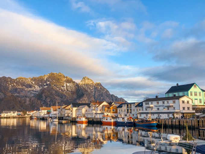Das malerische Dorf Svolvær auf den Lofoten. Fischerdorf auf den Lofoten