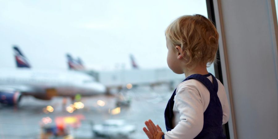 Sprechen Sie vor Abflug mit Ihrem Kind und klären es über die bevorstehende Reise auf. Weisen Sie auf das Personal am Flughafen hin und erklären wichtige Funktionen. Das baut Ängste ab.