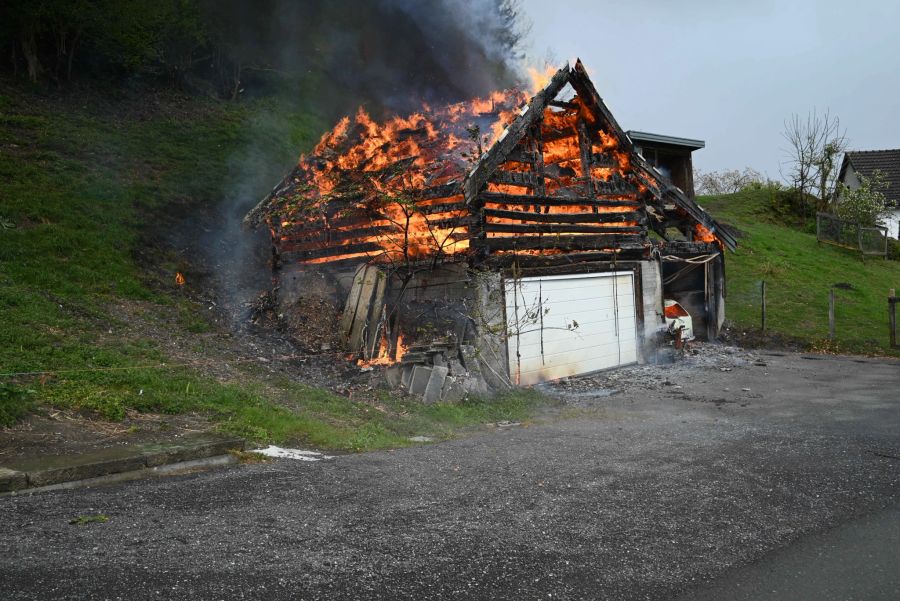 Stall gerät in Sargans in Vollbrand.