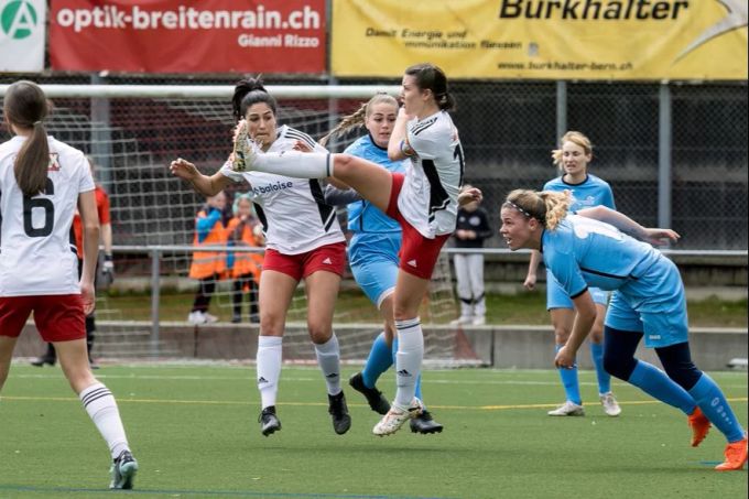 Lydia Dubach (vorne) klärt den Ball gegen heraneilende Interlakerinnen. fc breitenrain