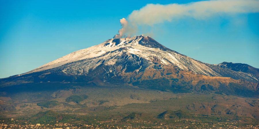 Der an der Ostküste Siziliens gelegene Ätna ist der grösste Vulkan Europas.