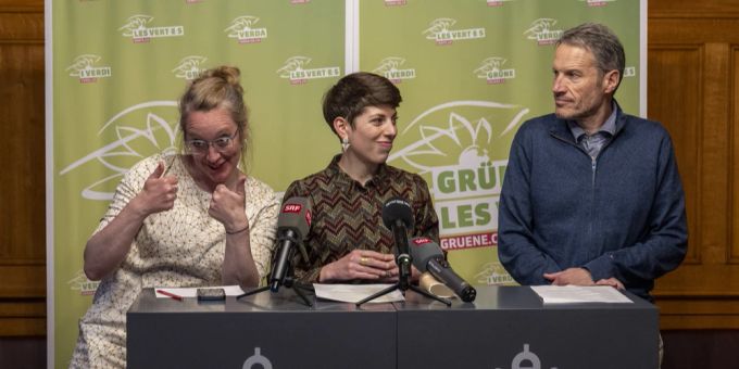 Freude bei den Grünen über das Urteil zugunsten der Klimaseniorinnen: Präsidentin Lisa Mazzone (Mitte), Nationalrätin und Fraktionschefin Aline Trede (l.) und Nationalrat Christophe Clivaz. Grüne Klimasenriorinnen LIsa Mazzone