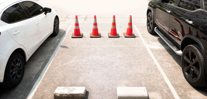 Ein Parkplatz wird gerne mit einer Pylone freigehalten. Rechtsschutz