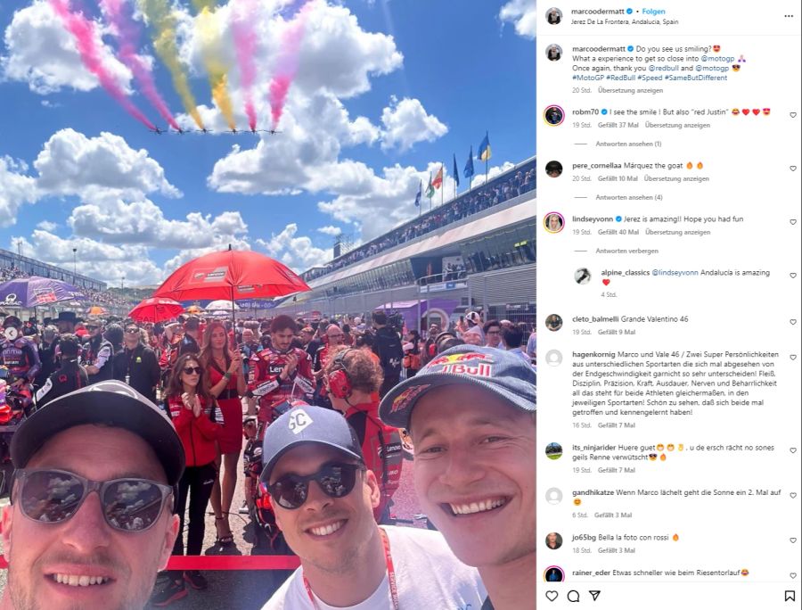 In Jerez sind die Swiss-Ski-Stars Murisier (l.), Caviezel (m.) und Odermatt (r.) ganz nahe dran. Im Hintergrund ist Sieger Bagnaia zu sehen.