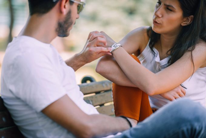 Um den Partner nicht zu verletzen, wird manchmal die eine oder andere Notlüge erzählt. Paar auf Bank