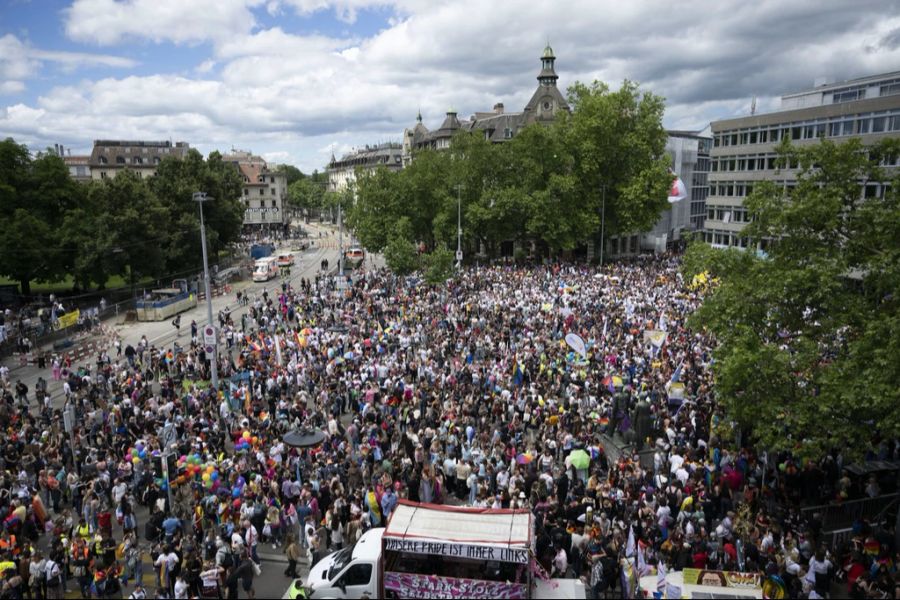 Pride Zürich Demonstration Menschenmenge
