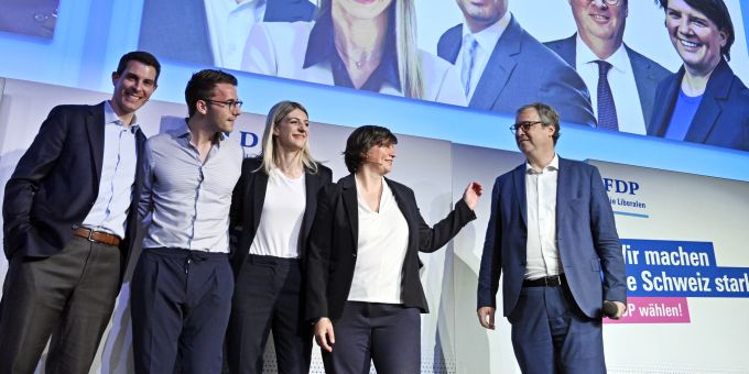 Das neue FDP Präsidium mit Parteipräsident Thierry Burkart, Nationalrat Andri Silberschmidt, Alessandra Gianella, Nationalrätin Florence Bettschart-Narbe und Nationalrat Cyril Aellen, vlnr, an der Delegiertenversammlung in Möriken-Wildegg am Samstag, 22. Juni 2024. FDP Delegiertenversammlung