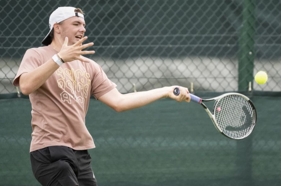 Der zuletzt von Verletzungen betroffene Dominic Stricker ist beim Rasen-Grand-Slam ebenfalls dabei.