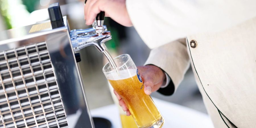 Ein Gast in einem niederbayerischen Wirtshaus bestellte 16 Bier nacheinander und bezahlte jedes einzeln - sehr zum Ärger des Wirtes, der dadurch anfallende Transaktionsgebühren beklagte (Symbolbild).