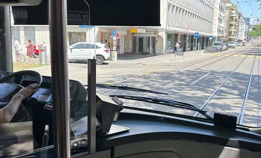 Der 10er-Bus, in den der kleine Bub eingestiegen ist, fährt in die Berner Innenstadt.