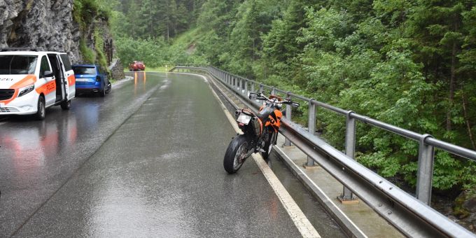 Mittelschwer verletzt - Motorradfahrer (28) stürzt in Ascharina GR