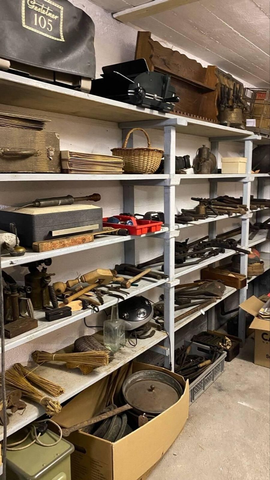 Das Depot ist gefüllt mit Objekten die gereinigt, inventarisiert und verpackt werden müssen.