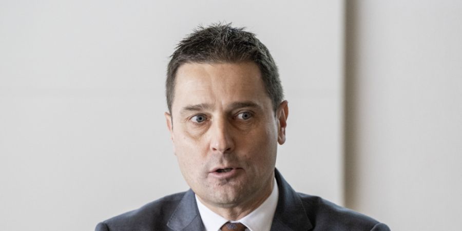Baudirektor André Rüegsegger (SVP) erklärte im Kantonsrat Schwyz, warum eine Strassensanierung am Vierwaldstättersee deutlich teurer wird als vor einem Jahr noch gedacht. (Archivauf...