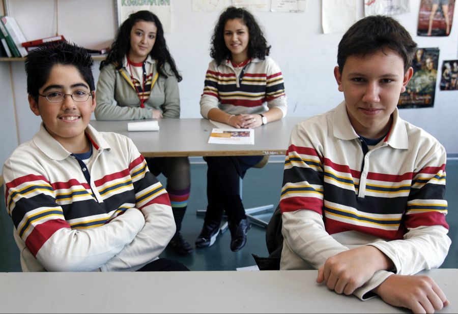 Beim Basler Schuluniform-Versuch trugen Jugendliche 2006 im Unterricht einheitliche Oberteile in denselben Farben.