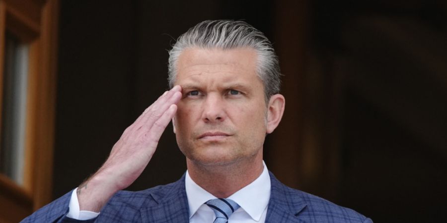 ARCHIV - Pete Hegseth, US-Verteidigungsminister, salutiert. Foto: Kay Nietfeld/dpa