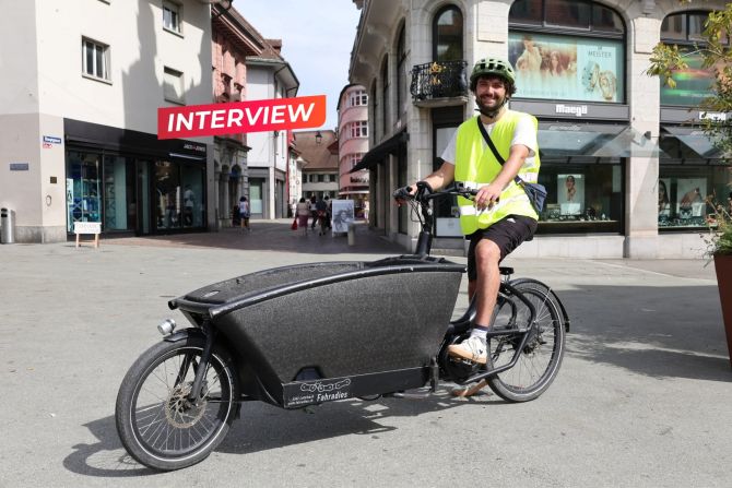 Lukas Lütolf (24) mit dem Cargo-Velo seiner WG nach der Velo-Demo auf der Kirchgasse in Olten.