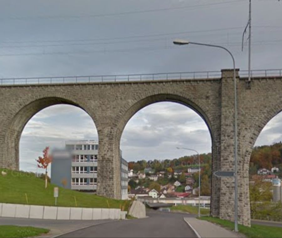 Der Vorfall ereignete sich am Samstagabend auf dem Glattal-Viadukt in Herisau AR.