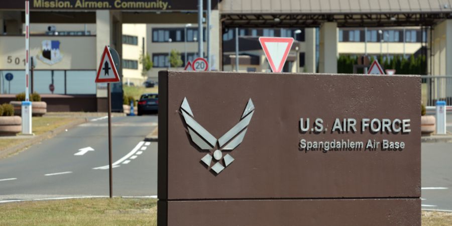 ARCHIV - Ein Schild mit dem Schriftzug «U.S. Air Force Spangdahlem Air Base» weist auf den US-Militärflughafen hin. Foto: Harald Tittel/dpa
