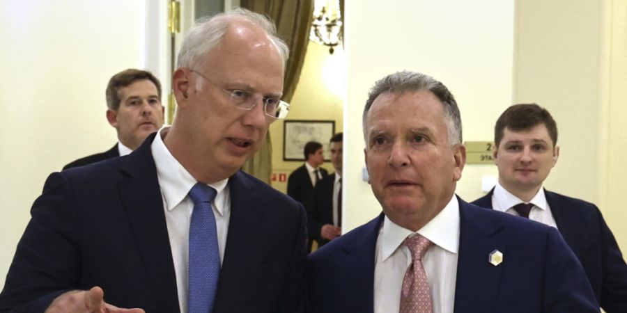 ARCHIV - Auf diesem von der staatlichen russischen Nachrichtenagentur Sputnik via AP veröffentlichten Foto, gehen der Kreml-Unterhändler Kirill Dmitrijew (l) und der Sondergesandte vo...