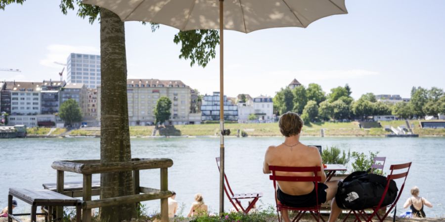 Bei extremer Hitze sollen in Basel-Stadt mehr kostenlose Kühlräume zur Verfügung stehen. Das Parlament hat eine entsprechende Motion überwiesen. (Archivbild)